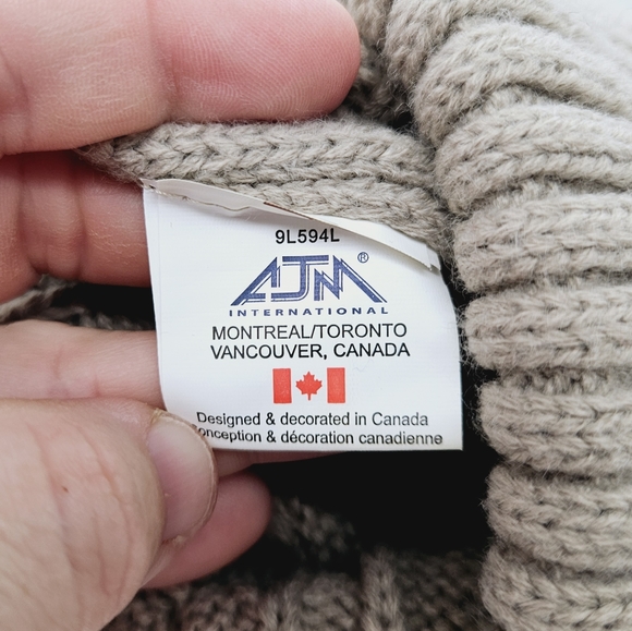 AJM | Twenty Nine North large patch pompom cable knit beanie toque winter hat - Picture 7 of 8